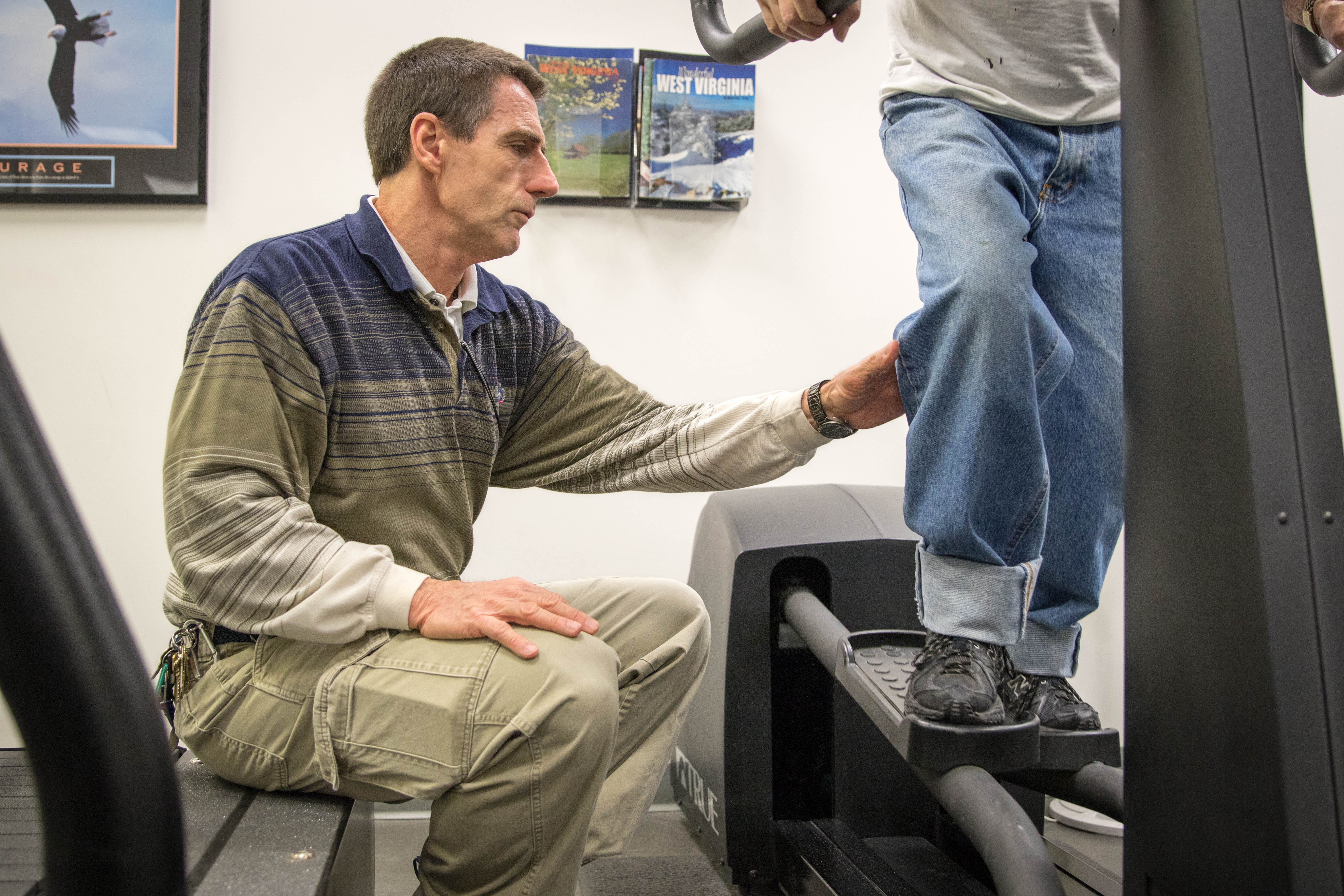Daniel Bonner works with client in Human Performance Lab