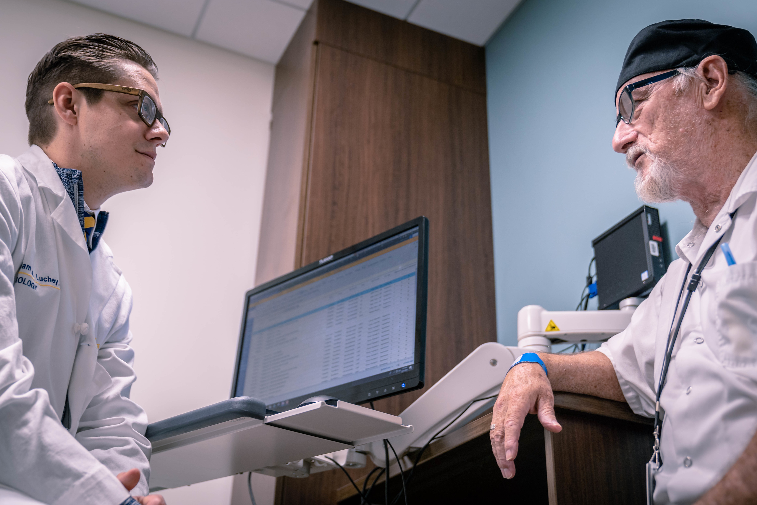 A physician speaks with a patient in the clinic